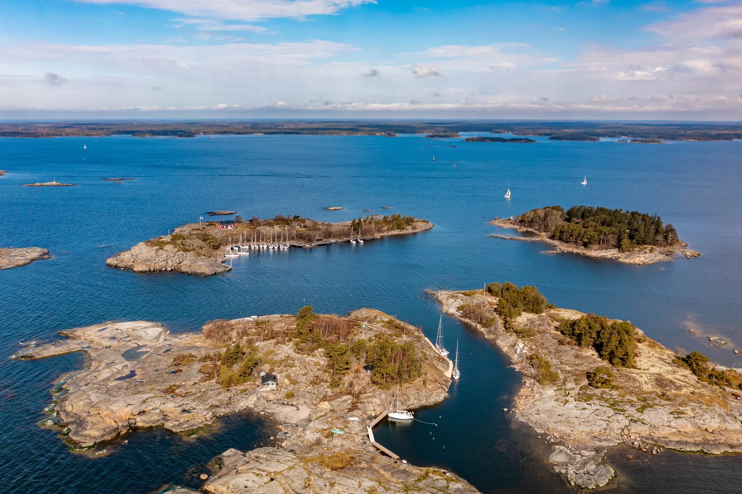 Öar och klippor i skärgården sedda från ovan