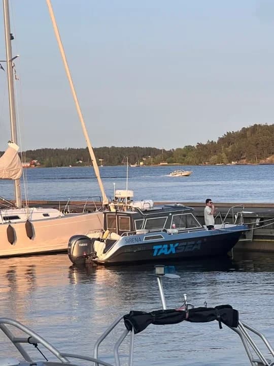 TaxSea:s båt Sirena vid bryggan i Vaxholm