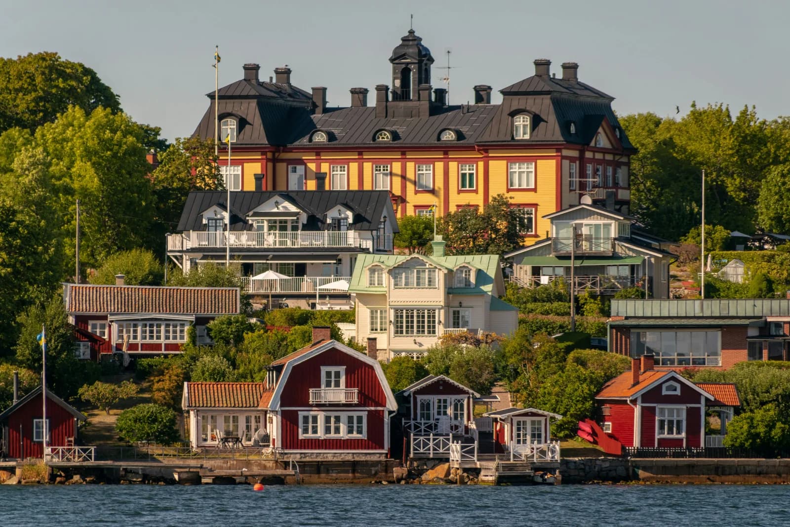 Färgglada trähus i Vaxholm